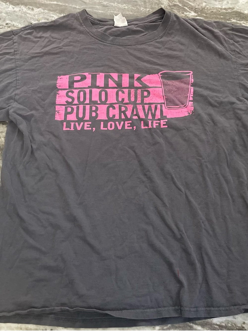 Pink Solo Cup Pub Crawl 2019 Graphic Tee Fruit of the Loom L Gray Pink Shirt